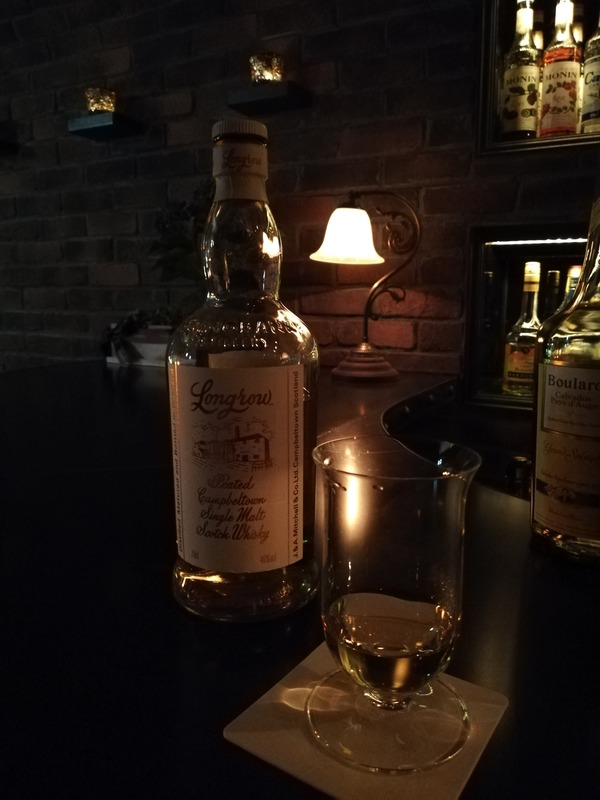 「HUAWEI P20 lite」を使い、薄暗いバーで撮影。「HUAWEI P20」ほど、暗いところに強い印象はないが、ノイズを抑えたきれいな仕上がりだ