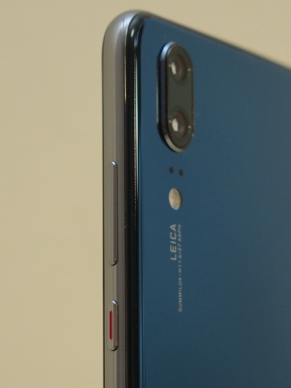 右側面には電源キーと音量キーを備える