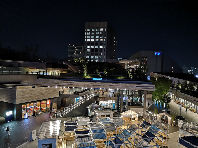 照明などで少し明るめの夜景を撮影。手持ちで撮影しただけだが、特にぶれることもなく、きれいな仕上がりだ