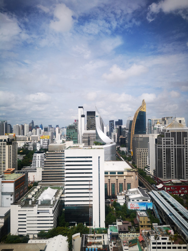 高層ビルから建物と空を撮影。空の青さがやや強調される感はあるが、周囲の歪みもなく、バランス良く撮影できている