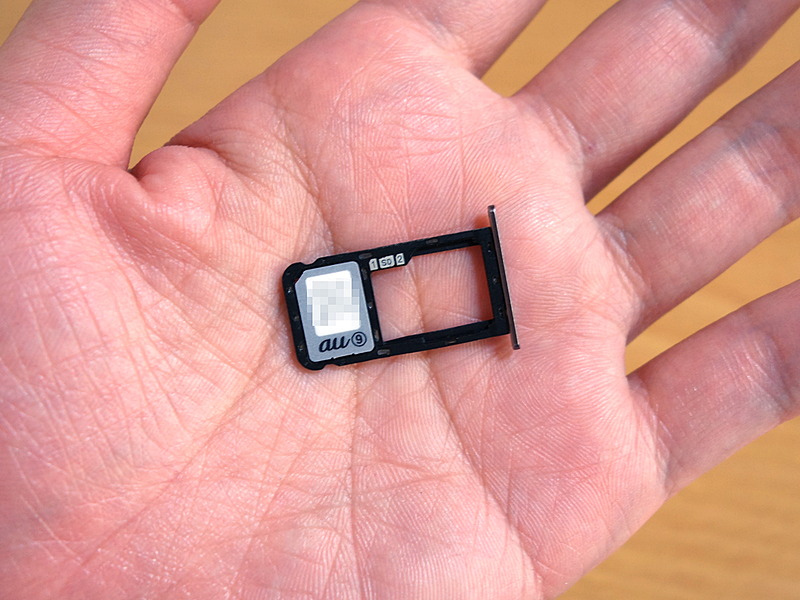 SIMカードをトレイにはめ込んだ状態