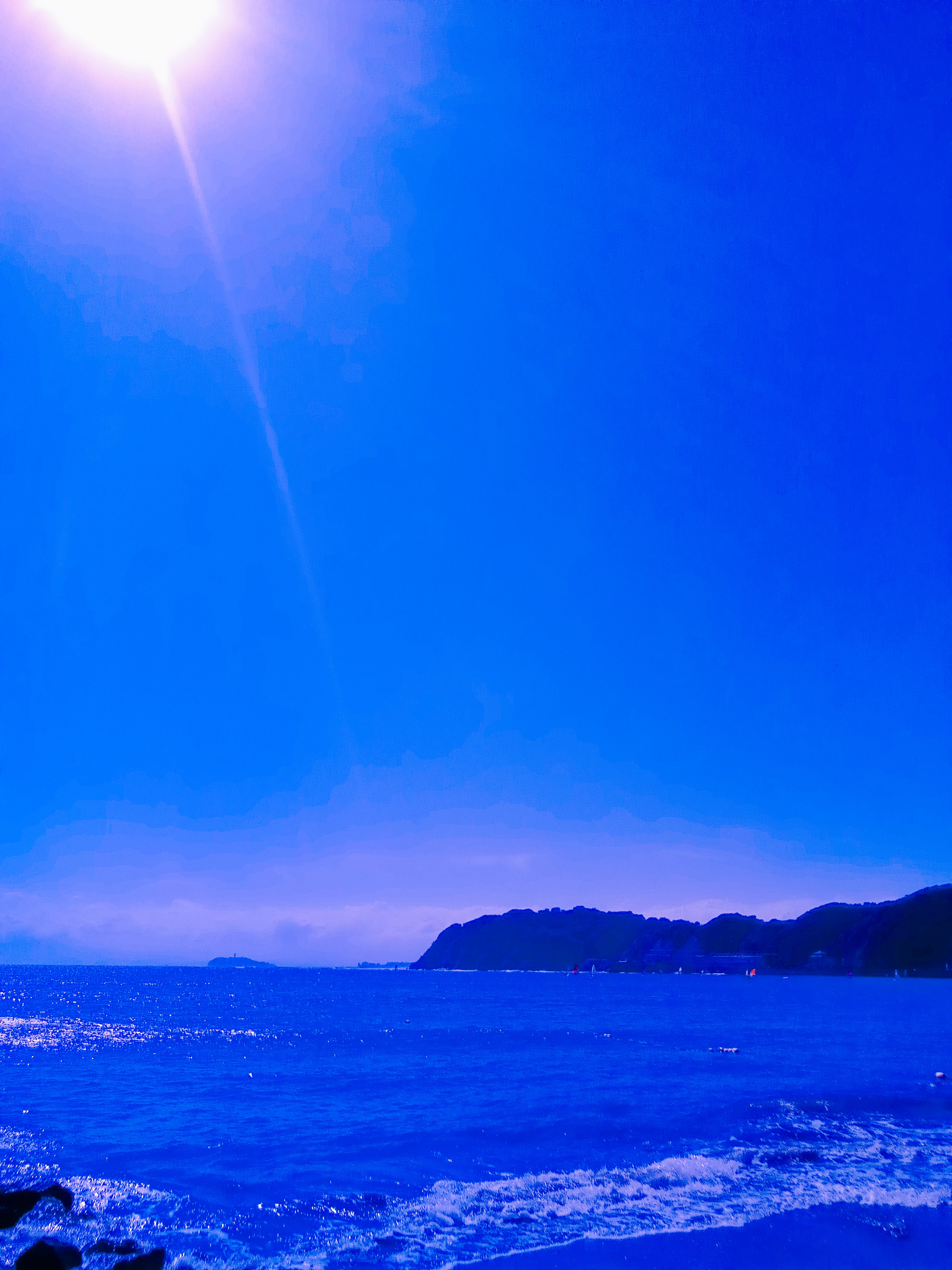 Foodieにはトロピカルな設定もある。より青が際立つ設定。もうなんだか日本の逗子（で撮影）とは思えない、南国真っ只中といった群青色の世界だが