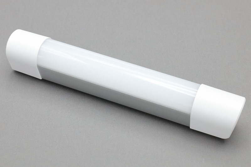 左はハンディタイプの充電式LEDライトで、バッグに入るサイズ感です。中央は18650リチウムイオン二次電池を使うタイプのLED投光器で、片手で軽く持てるくらいの製品。右はマキタのリチウムイオンバッテリー式LED作業灯で、マキタの電動工具用バッテリーが電源です。そして、どれもUSB給電対応で、スマートフォンなどのUSB充電対応機器を充電することができます。