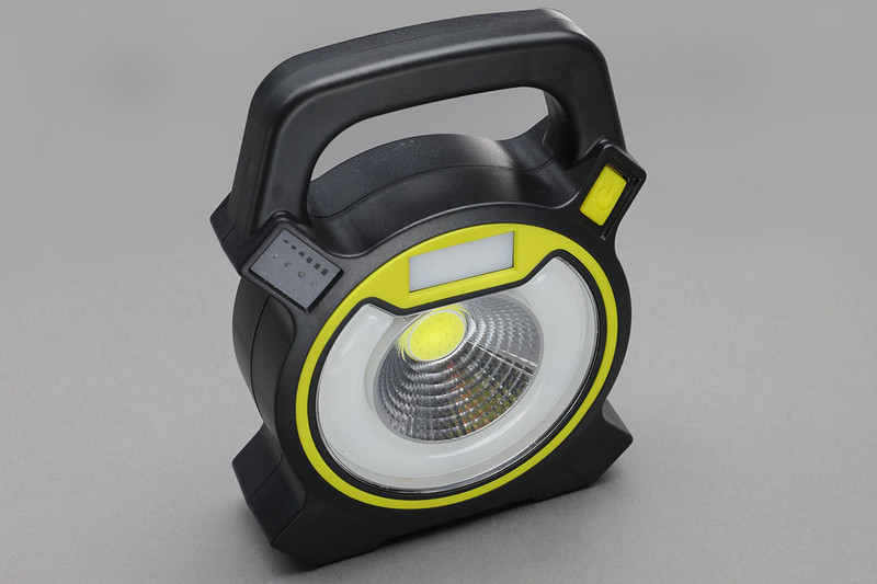 左はハンディタイプの充電式LEDライトで、バッグに入るサイズ感です。中央は18650リチウムイオン二次電池を使うタイプのLED投光器で、片手で軽く持てるくらいの製品。右はマキタのリチウムイオンバッテリー式LED作業灯で、マキタの電動工具用バッテリーが電源です。そして、どれもUSB給電対応で、スマートフォンなどのUSB充電対応機器を充電することができます。