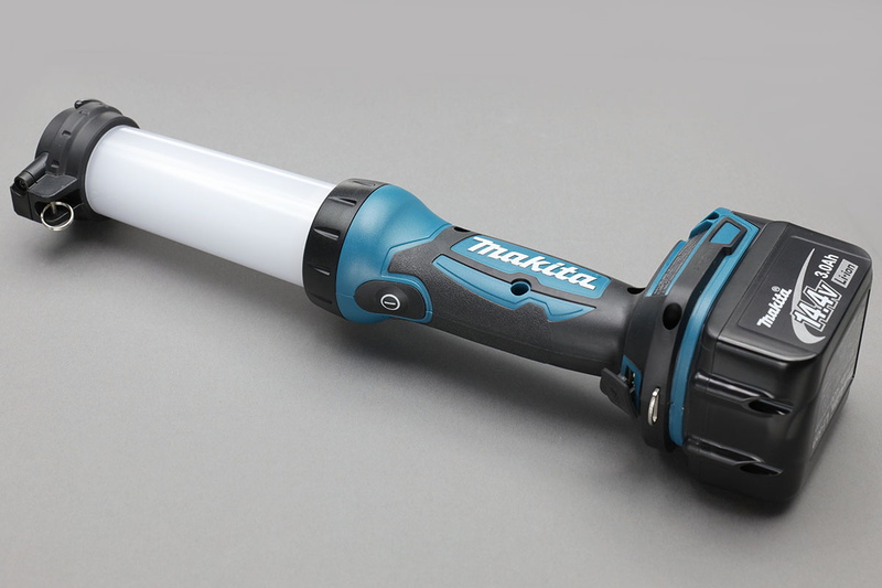 左はハンディタイプの充電式LEDライトで、バッグに入るサイズ感です。中央は18650リチウムイオン二次電池を使うタイプのLED投光器で、片手で軽く持てるくらいの製品。右はマキタのリチウムイオンバッテリー式LED作業灯で、マキタの電動工具用バッテリーが電源です。そして、どれもUSB給電対応で、スマートフォンなどのUSB充電対応機器を充電することができます。