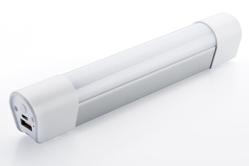 サンワサプライ「USB充電式LEDハンディライト 800-LED015」。発光部全体にディフューザーが施されたハンディライトで、防眩対応。周囲を柔らかく照らします。重さは約176ｇ。