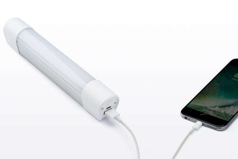 USB充電対応機器を充電することができます。ただしDC5V/1.1Aの出力なので、スマートフォン充電用というイメージ。マグネットでスチール部に固定できるので、両手を使った作業時に便利ですし、吸着させたまま保管するのにも便利です。