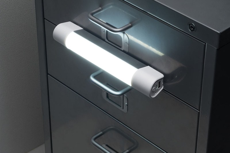 USB充電対応機器を充電することができます。ただしDC5V/1.1Aの出力なので、スマートフォン充電用というイメージ。マグネットでスチール部に固定できるので、両手を使った作業時に便利ですし、吸着させたまま保管するのにも便利です。