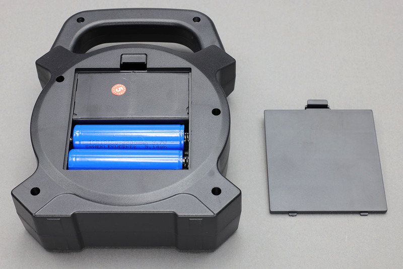 LightsEtcのLED投光器。販売時の名称は「LightsEtc led投光器led作業灯 18650電池2本付き USB充電式フラッドライト アウトドア応急ライト 軽量 防水加工 家庭電源でもOK 看板灯 集魚灯 キャンプ/夜釣り/農作業/防犯などに」でした。長っ。サイズは高さ180×横幅130×厚さ45mm（実測値）で、質量は付属18650電池×2本を含めて332g（実測値）です。18650電池は取り外して交換することもできます。