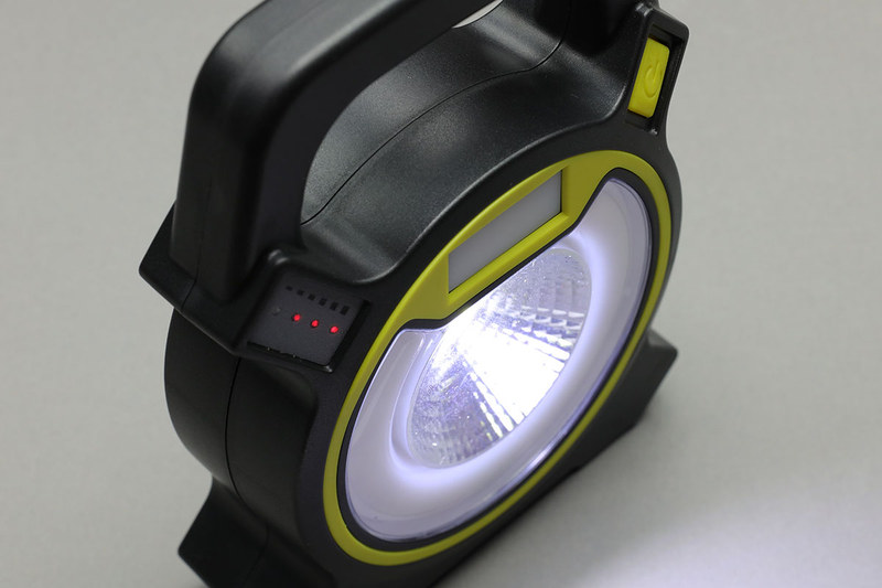 LEDライトは3箇所にあり、中央（光量2段切り替え）、周囲リング状（ディフューザー付き）、上部赤青（点滅）を備えています。中央のLEDライトは直視できないレベルの明るさの拡散光。周囲のライトは幅広く照らせて明るさも抑えめの拡散光（でもかなり明るい）。2畳くらいのエリアで使う投光器としてはまずまず実用的です。明るさは600ルーメンだそうです（どのLEDがなのかは不明）。なお3箇所のLEDは同時には点灯しません。