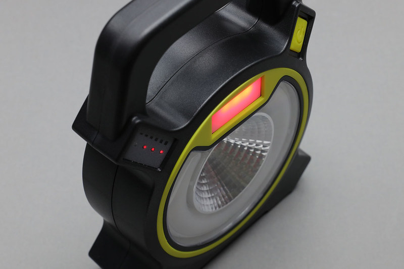 上部の四角い部分は赤色と青色が交互に点滅するLEDで、非常用？　本体右側に充電用microUSBポートおよび給電用USBポートがあります。出力の詳細はよくわかりませんが、iPhoneもiPadも充電することができました。