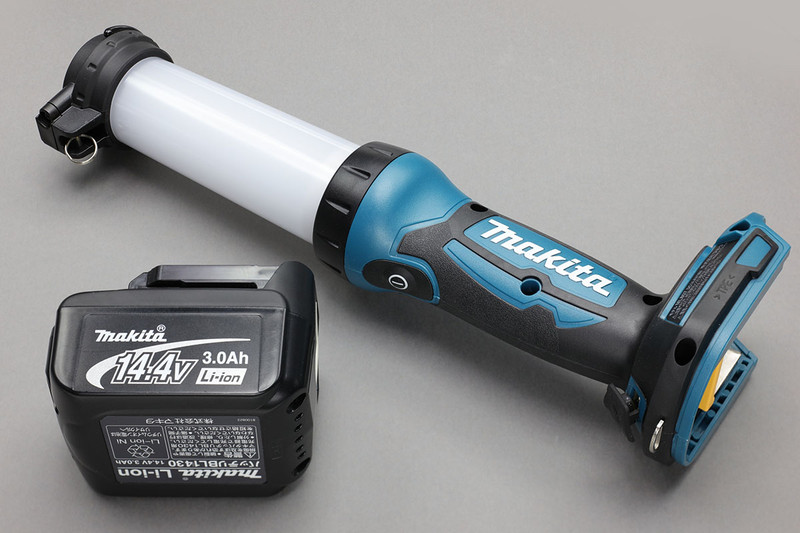 本体長さ約361mmの作業用ライトです。本体の質量は420g。これにバッテリーの厚みや重さが加わります。グリップは握りやすく、ストラップなどを通せるリングが3箇所にあり、さらに先端には吊せるフックを内蔵。部分部分がラバー製で耐衝撃性も備えています。