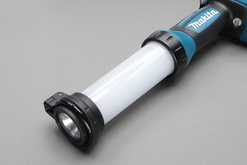 筒状の白い部分がメインLEDライトで、全周（LED20灯）を光らせるモードと片側（LED10灯）を光らせるモードを使い分けられます。先端にスポット光を放つサブLEDライトがあります。