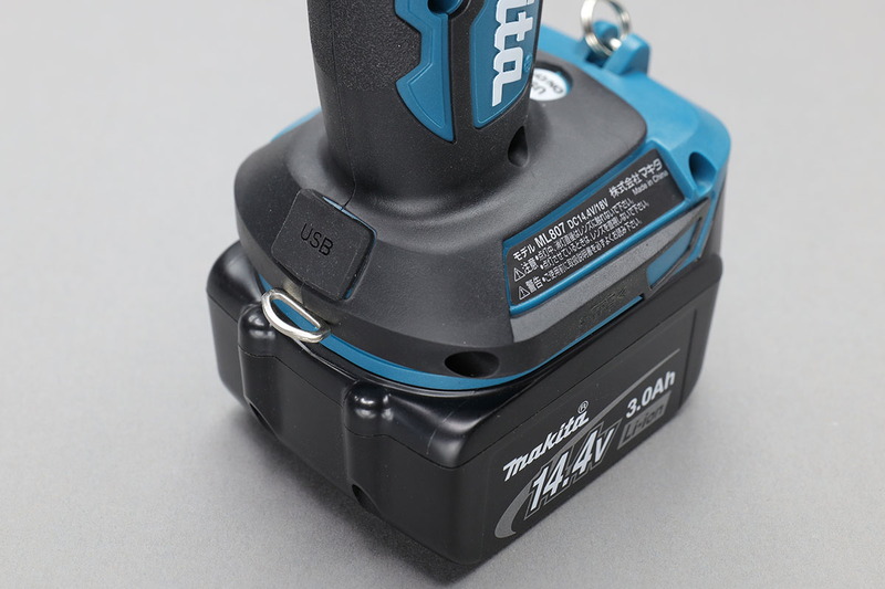 下部に給電用USBポートがあります。USB給電は自照式スイッチでオンオフ可能。5.0V/2.1Aの出力があり、スマートフォンもタブレットも充電できます。充電回数は装着したバッテリーにより異なりますが、14.4V品ならややコンパクトなBL1430でiPhone6Sを約5回、大容量のBL1460で約10回充電可能とのこと。