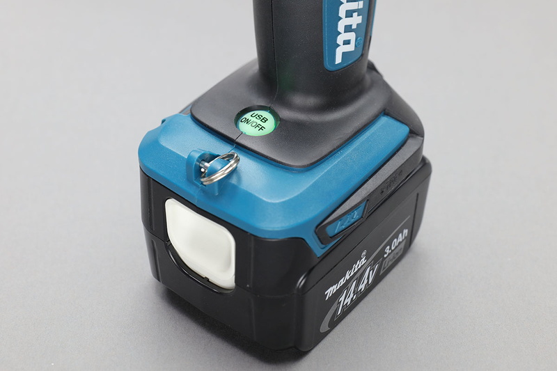 下部に給電用USBポートがあります。USB給電は自照式スイッチでオンオフ可能。5.0V/2.1Aの出力があり、スマートフォンもタブレットも充電できます。充電回数は装着したバッテリーにより異なりますが、14.4V品ならややコンパクトなBL1430でiPhone6Sを約5回、大容量のBL1460で約10回充電可能とのこと。