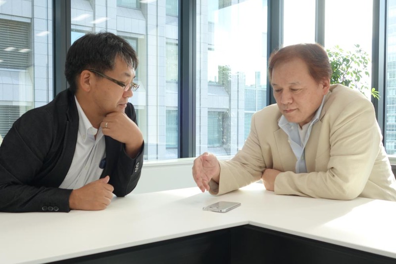 本誌編集長の湯野康隆（左）と法林岳之氏（右）