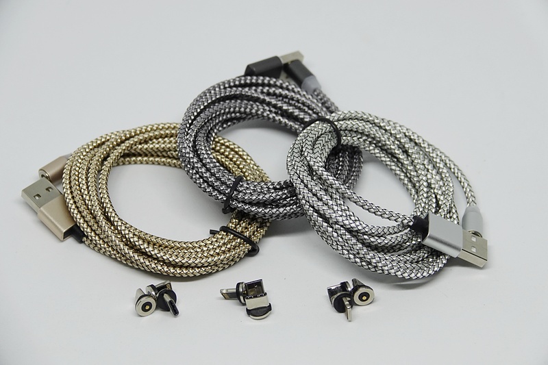 カラーはゴールド、ブラック、シルバーの3色。現在は1mと2mタイプのものがあるが、1mタイプはなくなり次第、終売とのこと