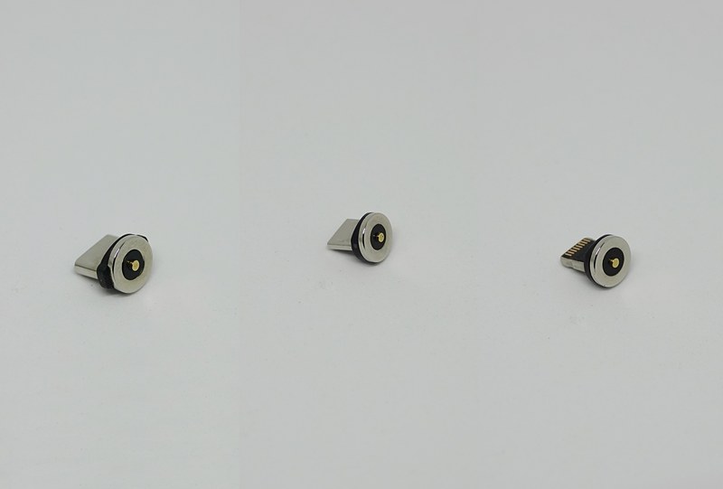 端末の端子に挿入しておくコネクター部。左からUSB Type-C、microUSB、Lightning用。ちなみに、この距離でも互いにマグネットの力で引き合ってしまうため、別々に撮影したものを合成した