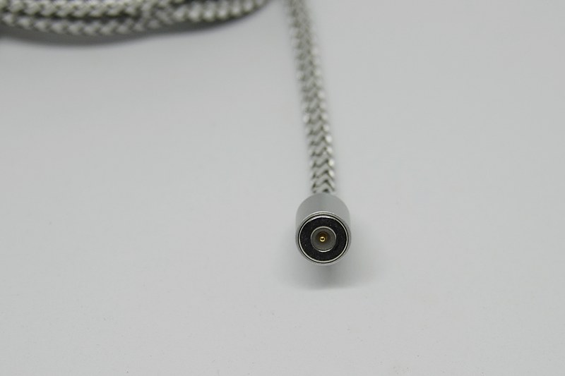 どのコネクターとも接続できる形状のケーブルの接続部。ちなみに、ナイロンで覆われたケーブルは細くしなやかだが、説明によれば「4000回の屈曲テストに合格している」とのこと