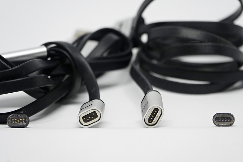 以前、クラウドファンディングで購入したマグネット脱着式ケーブル。左がLightningコネクターのセットで、右がmicroUSBコネクターのセット。どちらもマグネットでくっつくため「互換性があるかな？」と期待したが、無理であった