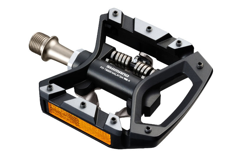 こちらも「片面SPD/片面フラット」タイプで、シマノ「PD-T8000」（<a href="https://bike.shimano.com/ja-JP/product/component/deorext-t8000/PD-T8000.html" class="strong bn" target="_blank">公式ページ</a>）。普通のペダルの面にはピンが突き出ていて、靴底がかなり滑りにくくなっています。MTB向けですね。