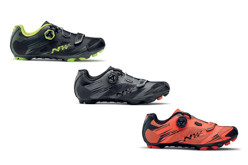 NORTHWAVE「SCORPIUS 2 PLUS」。MTB向けのSPDシューズですが、ロードバイクとMTBで使っています。「SLW2ダイアル」という独自のダイアルを装備し、これを回すことでシューズを締められます。段階的に緩めたり一気に緩めたりすることもできます。ダイヤル上部に見える小さな銀色の部分を手前（写真では左側）に引けば一気に緩められ、押下すれば一段ずつ緩めることが可能。