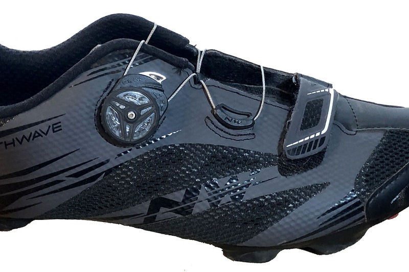 NORTHWAVE「SCORPIUS 2 PLUS」。MTB向けのSPDシューズですが、ロードバイクとMTBで使っています。「SLW2ダイアル」という独自のダイアルを装備し、これを回すことでシューズを締められます。段階的に緩めたり一気に緩めたりすることもできます。ダイヤル上部に見える小さな銀色の部分を手前（写真では左側）に引けば一気に緩められ、押下すれば一段ずつ緩めることが可能。