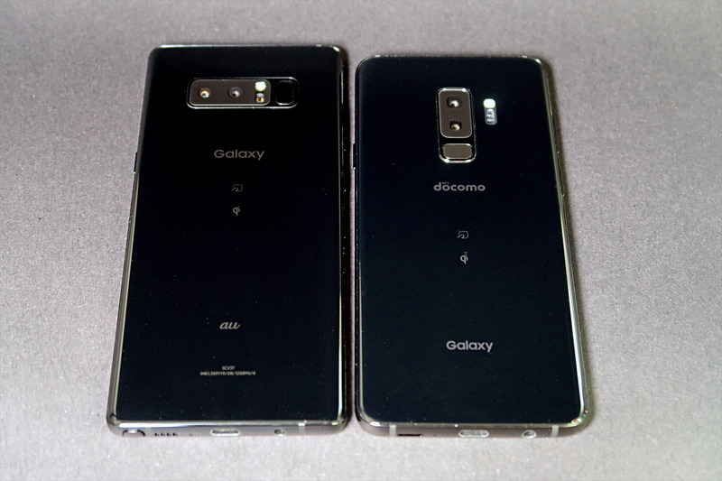 同じ2眼レンズでも配置も機能も異なる「Galaxy Note8」（左）と「Galaxy S9+」。特に指紋認証センサーの位置が変わったことで、使い勝手が断然良くなっています