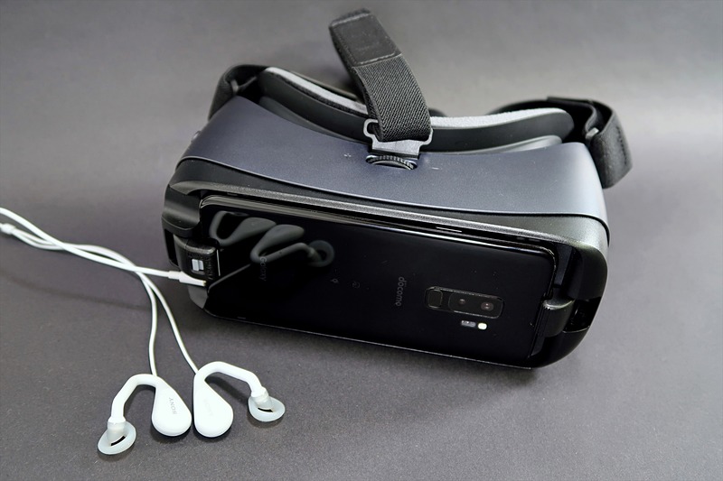 Gear VR＋Galaxy S9+。ステレオサウンドなのでスピーカーでも楽しめますが、音がダダ漏れなので、やはりヘッドフォン着用がベスト。ヘッドフォンは耳をふさがない「STH40D」がイチオシです