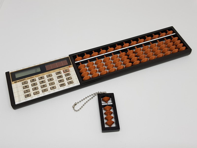 筆者の愛用品だった電卓とそろばんのハイブリッド機。今では珍しい