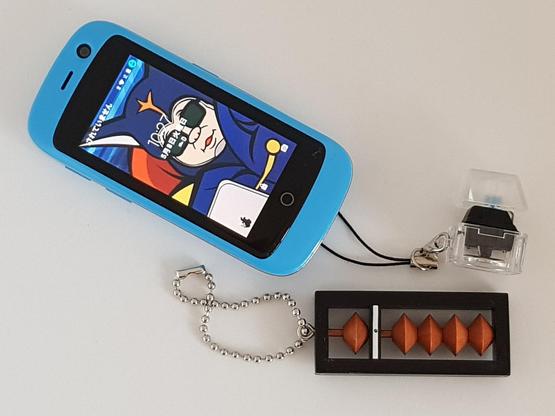 普段、筆者は世界最小クラスのスマホ「Jerry Pro」のストラップとして極小兄弟をぶら下げている。話題性だけで10分は話せる