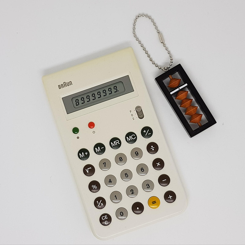 筆者愛用のブラウンホワイト電卓は9億円を表示できない