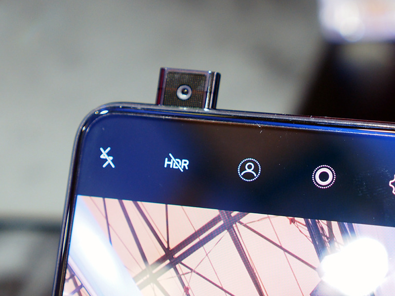 インカメラは本体に収納されており、利用時のみポップアップする