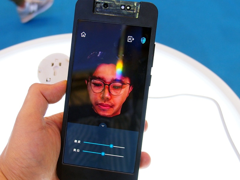 美白など、読み取った顔に補正をかけることもできた