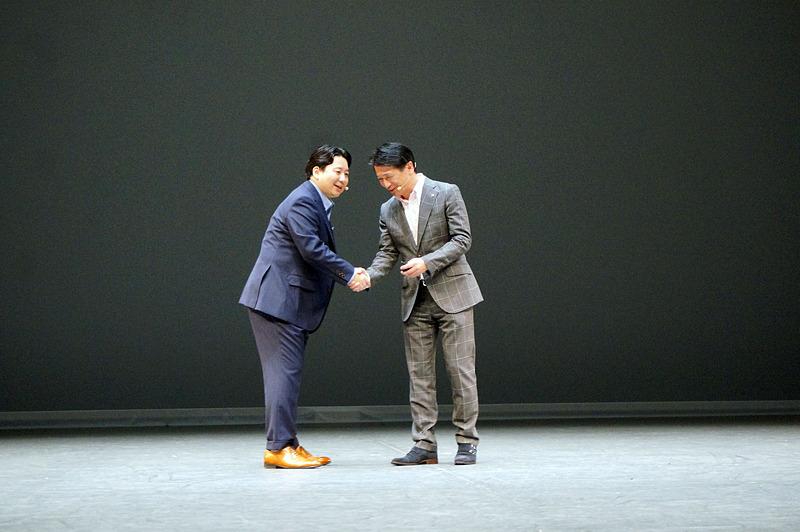 LINEの舛田氏（左）とトヨタの長田氏（右）
