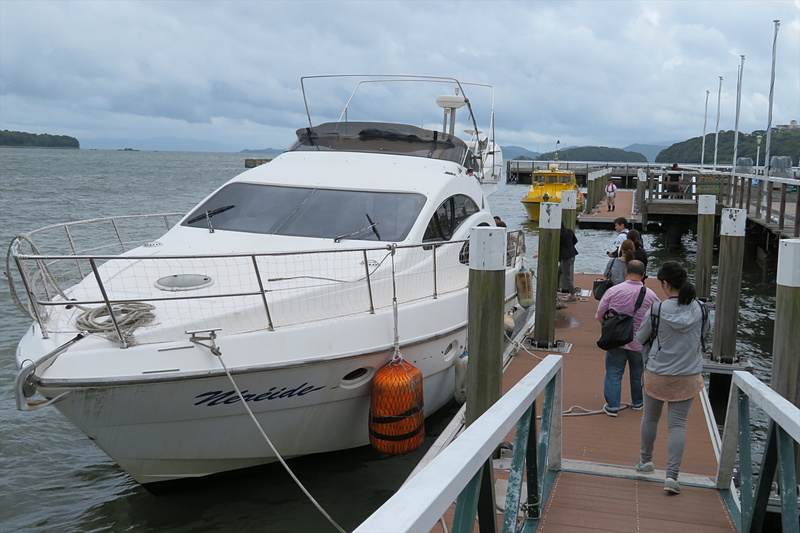 小型船に乗り込み無人島へ
