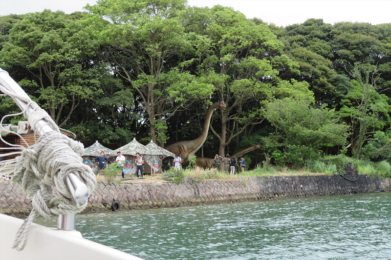 草食恐竜が首を振って出迎える