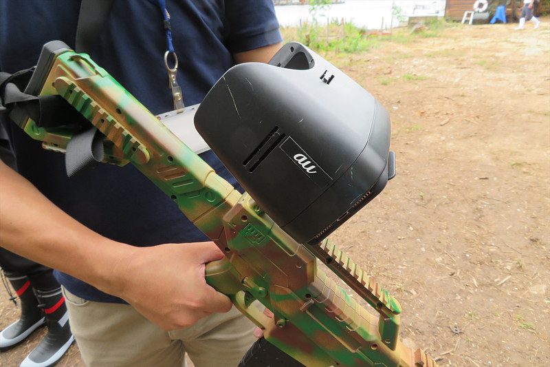 スコープの側面にはauのロゴ