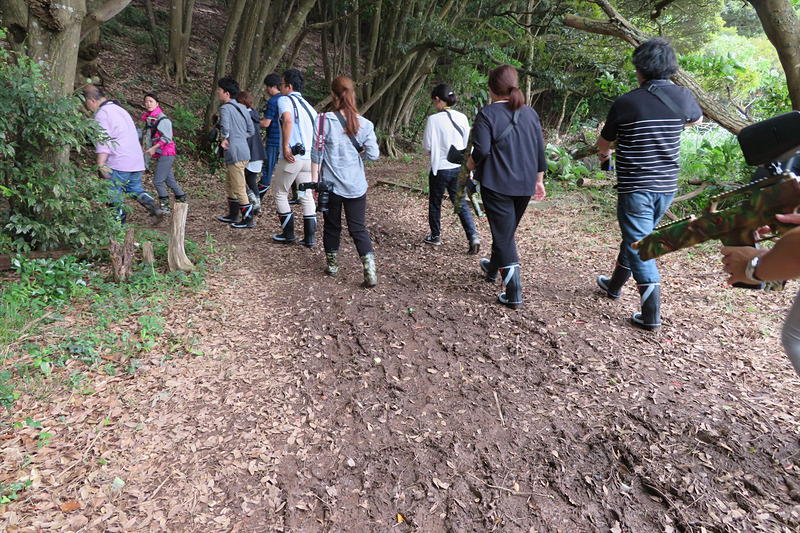 先導する隊員について森の中へ
