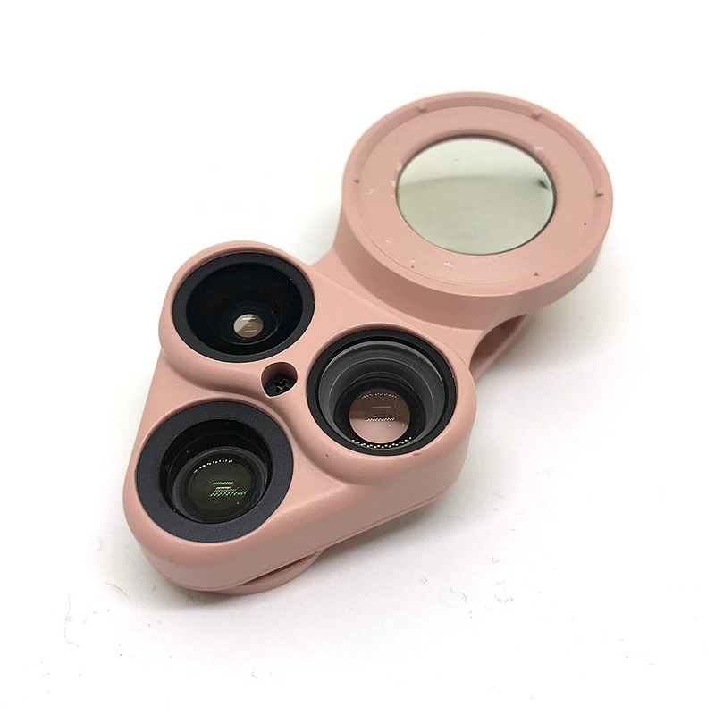 LEDライトはマグネット式で取り外し可能。外すとセルフィー撮影用の鏡になります