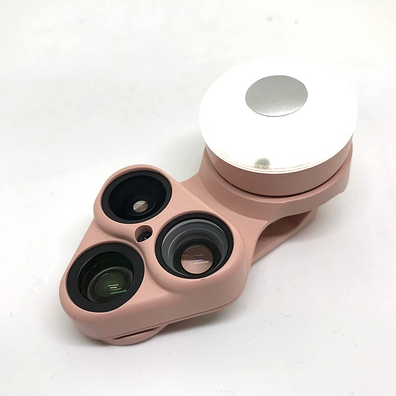 RevolCam。クリップの「頭」にバッテリー式のLEDライトを備えているのが特徴です