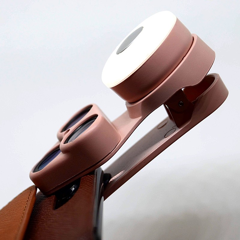 スマホを挟み込むクリップで留めて装着します。カバーを付けているとちょうど良い感じです