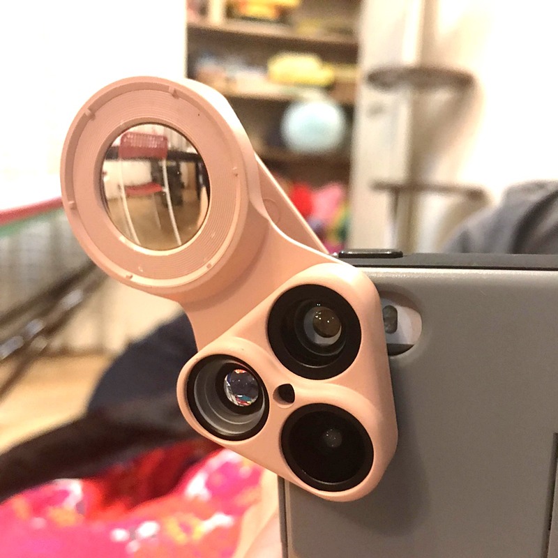 上に被せるだけなので大半のスマホに対応します。ターレット上のレンズの切り替え動作に、むせる……