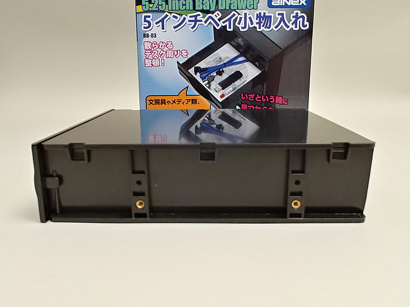 サイドにあるネジ穴を使ってパソコンの5インチドライブベイに固定する仕組み