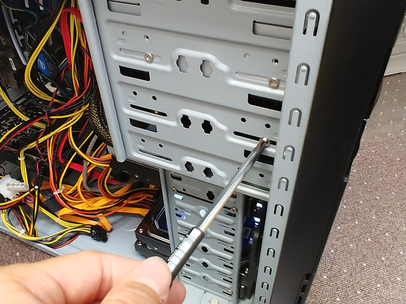 あとは5インチベイ小物入れを挿入してネジ留めするだけ