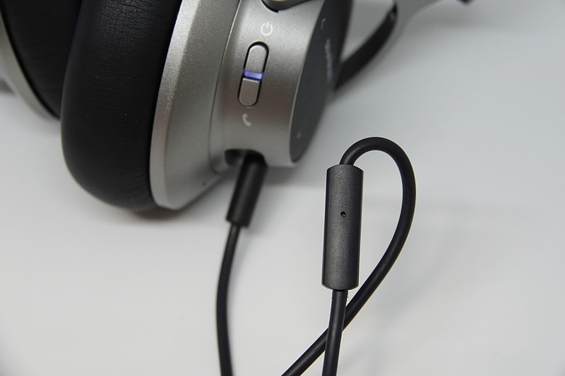 有線接続できるタイプは多いが、そのほとんどが音再生専用。マイク付きコントローラー内蔵で、音声通話ができるのが好印象