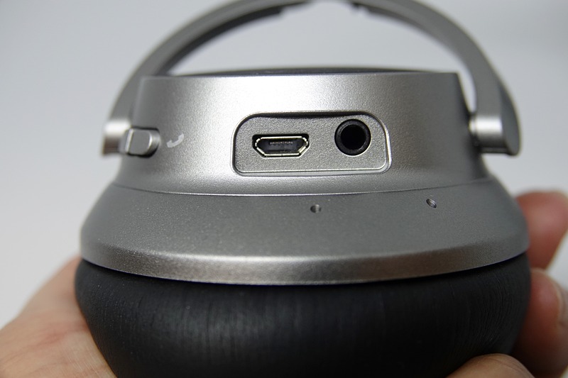 充電用microUSB端子とAUXケーブル接続端子。カバーなどはついていない