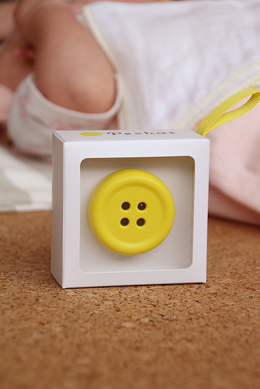 かわいい正方形のパッケージ。充電ケーブルも付属している