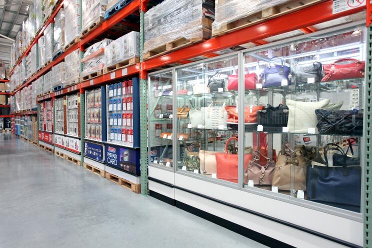 コストコホールセール・ジャパンの店舗内。大きな倉庫内に品物が大量に積まれています。多種多様な各社ブランド品が並び、どれも卸売り的な価格で販売されています。高品質な自社ブランド「カークランドシグネチャー（KIRKLAND）」製品も多数あり。