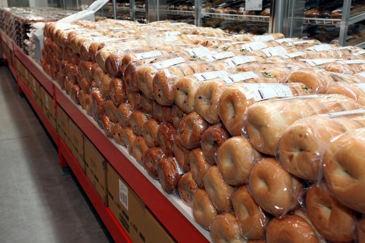 食品も豊富。倉庫内の厨房で製造された「つくりたての食べ物」も多く並びます。種類も豊富。そして美味♪　お酒も扱っています。